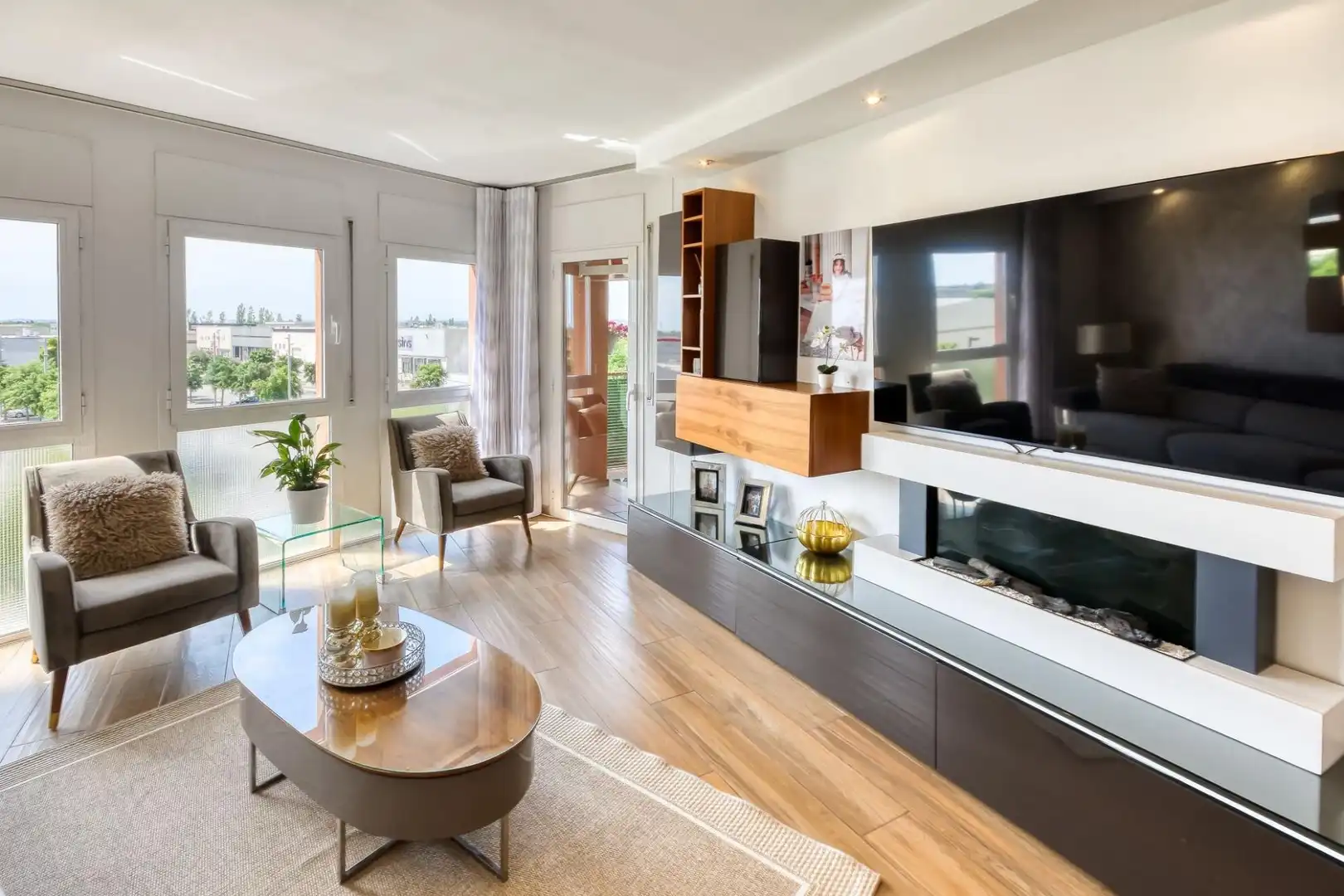 Living room of Flat for sale in Figueres  with Terrace, Oven and Microwave