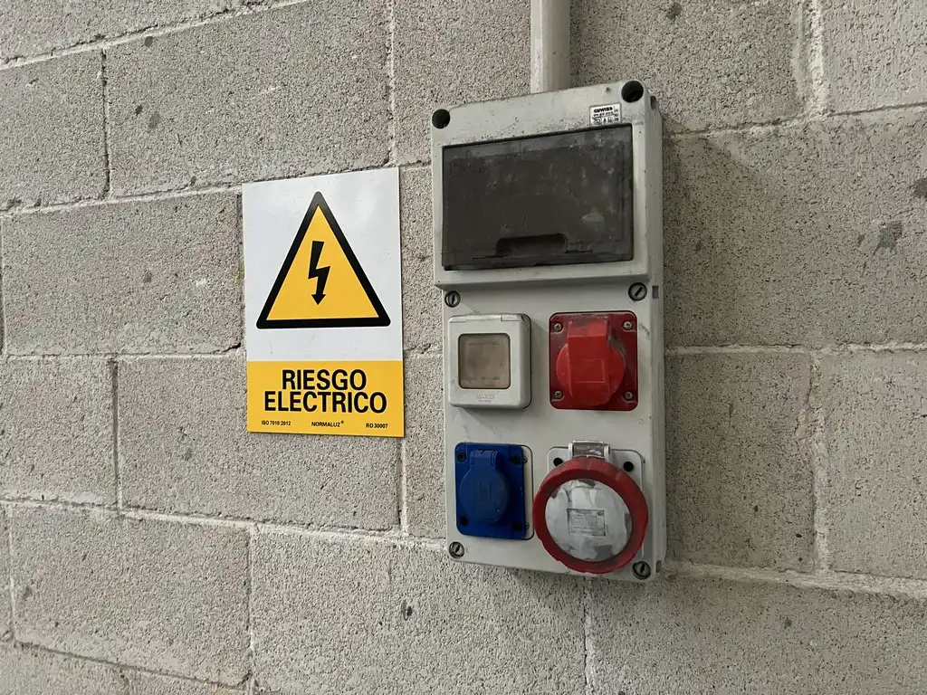 Parking of Industrial buildings for rent in Cambre 