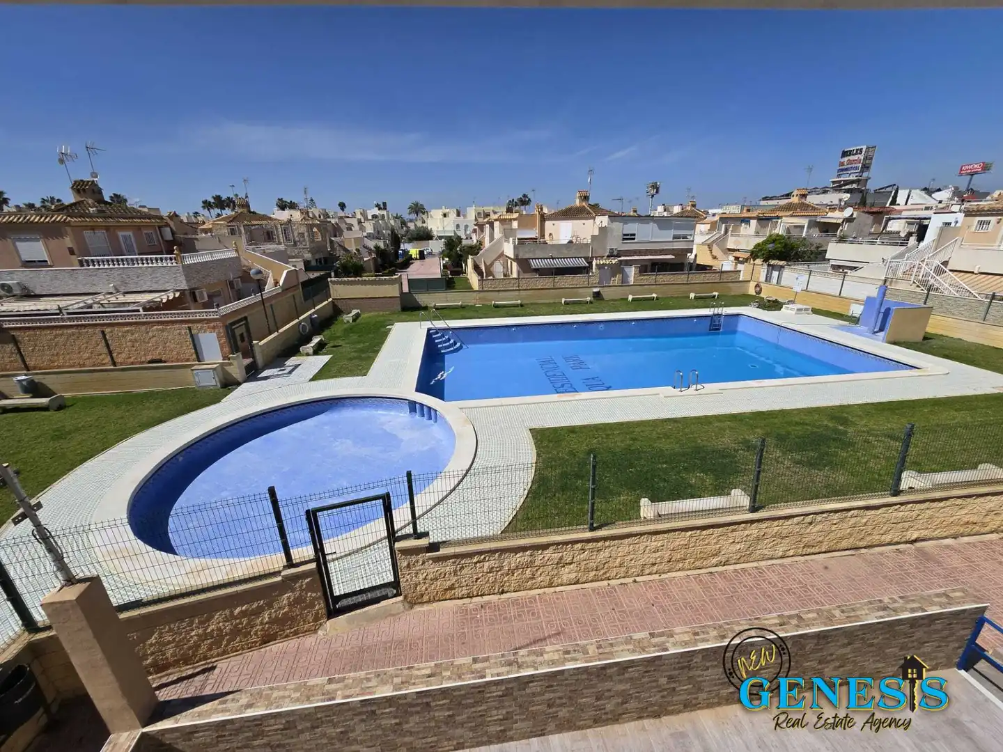 Piscina de Casa adosada en venda en Torrevieja amb Aire condicionat, Jardí privat i Terrassa
