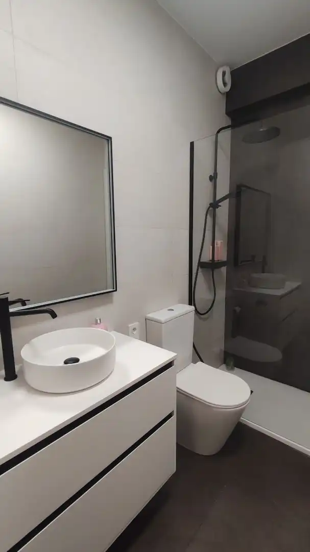 Baño de Apartamento de alquiler en A Coruña Capital  con Calefacción y Amueblado