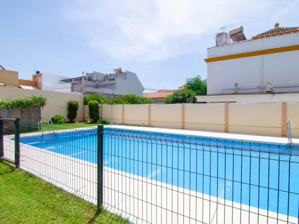 Piscina de Casa o xalet en venda en La Rinconada