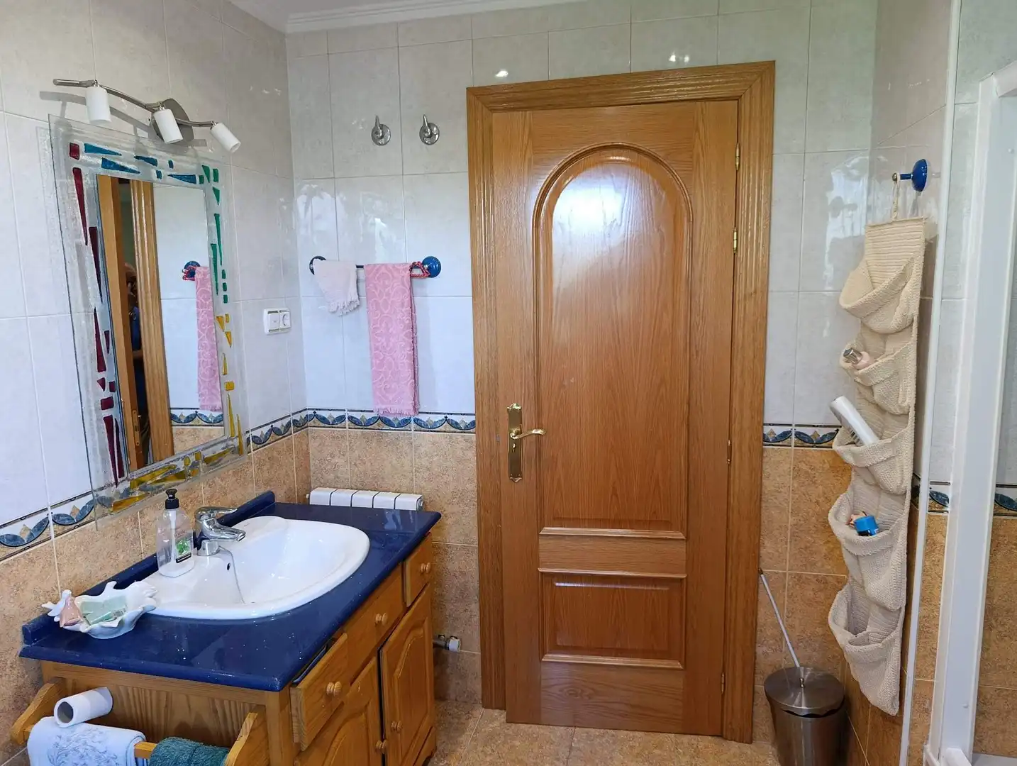 Bany de Casa o xalet en venda en San Andrés del Rabanedo amb Calefacció, Jardí privat i Terrassa