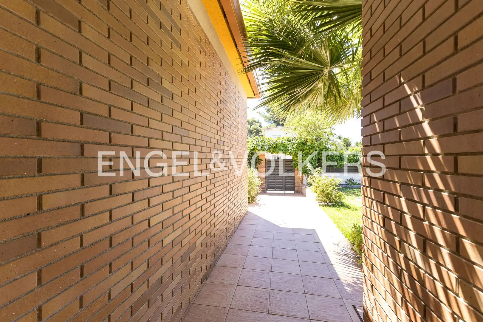 Vista exterior de Casa o xalet en venda en Cubelles amb Aire condicionat, Calefacció i Jardí privat