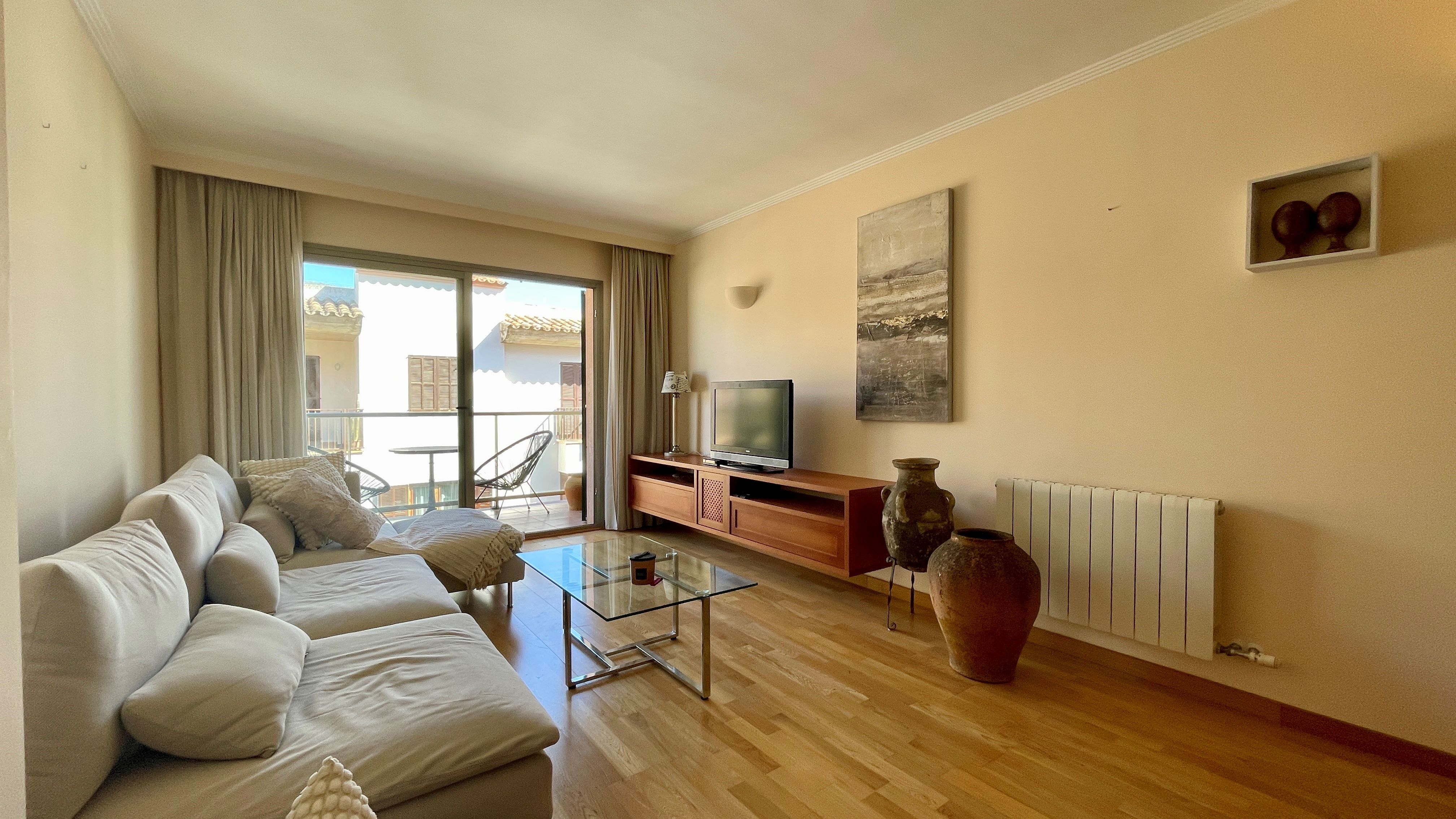 Sala d'estar de Apartament de lloguer en Pollença amb Aire condicionat i Moblat