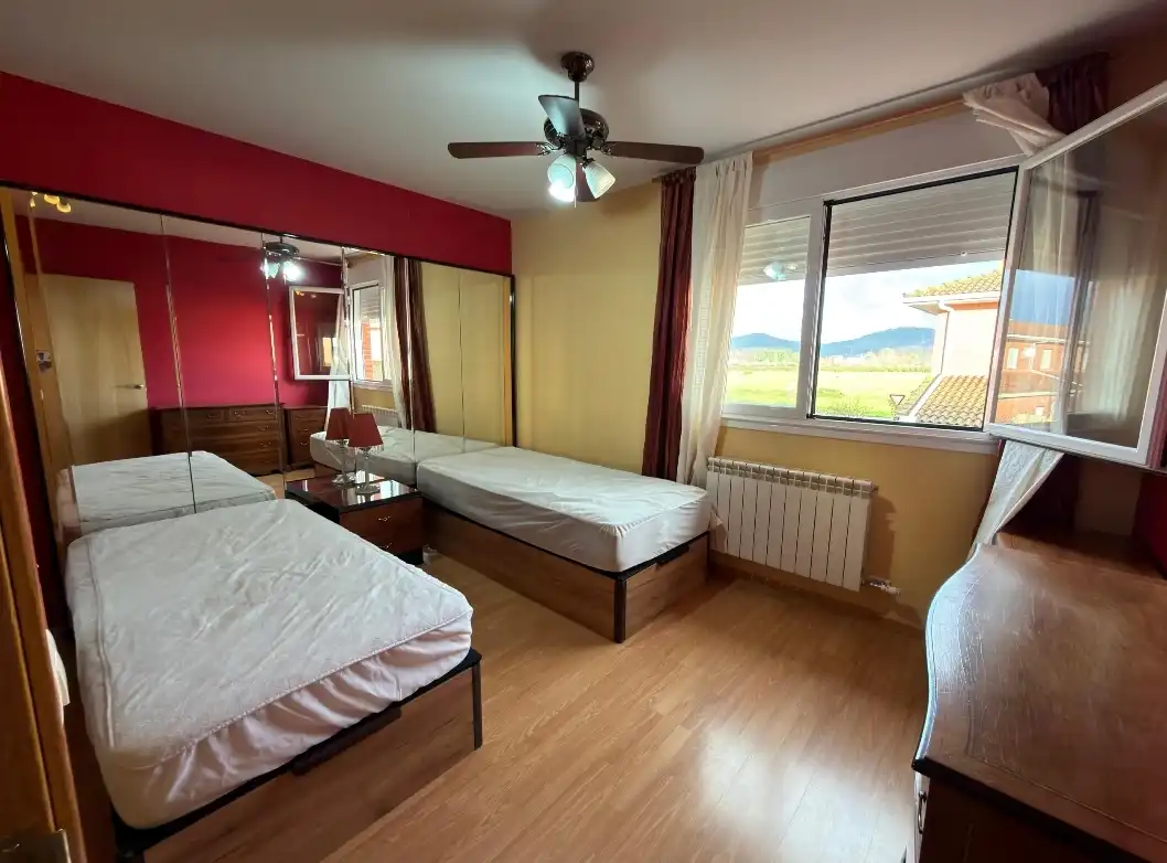 Dormitori de Casa o xalet en venda en Ponferrada amb Calefacció, Jardí privat i Moblat