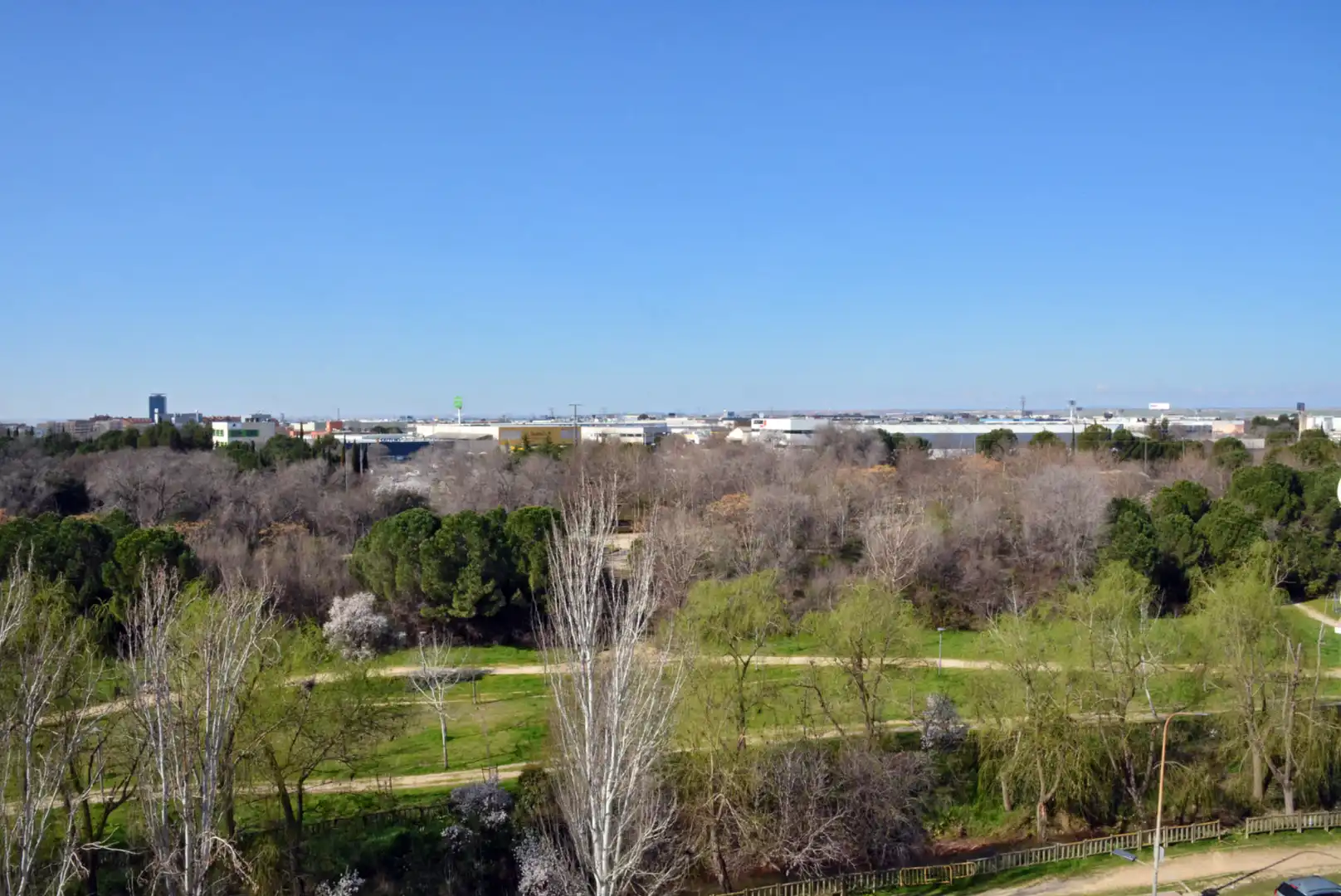 Vista exterior de Pis en venda en Alcalá de Henares amb Calefacció, Terrassa i Piscina
