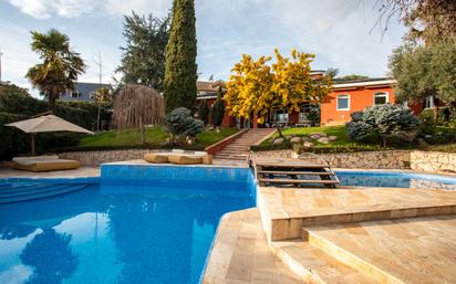 Swimming pool of House or chalet for sale in  Madrid Capital  with Air Conditioner, Private garden and Parquet flooring