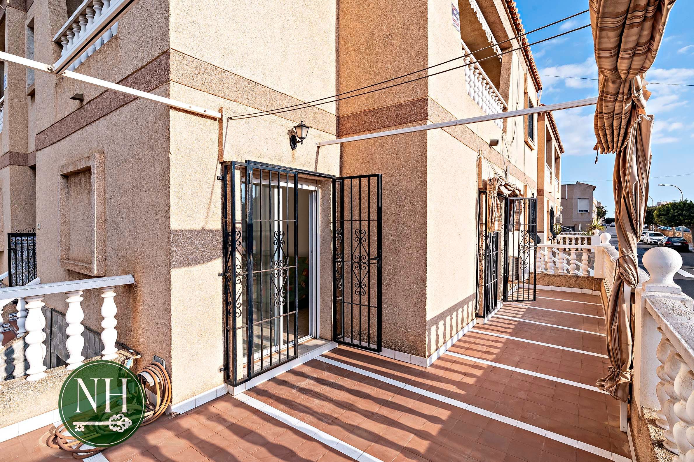 Vista exterior de Casa o xalet en venda en Roquetas de Mar amb Aire condicionat, Terrassa i Balcó
