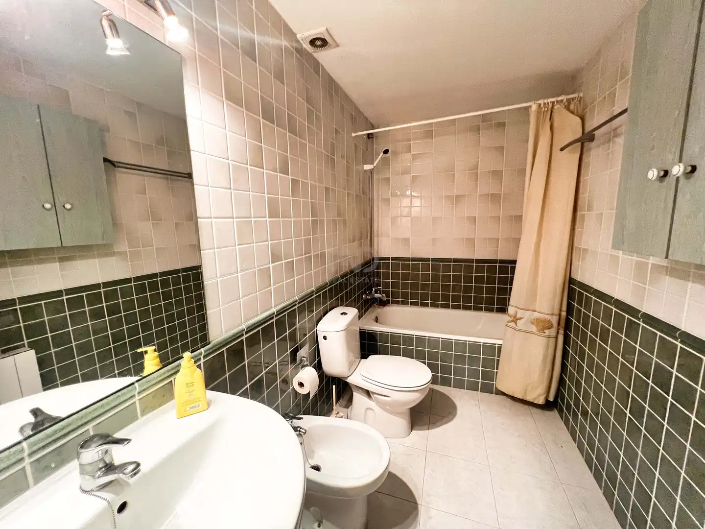 Bathroom of Flat for sale in Figueres  with Air Conditioner, Heating and Terrace