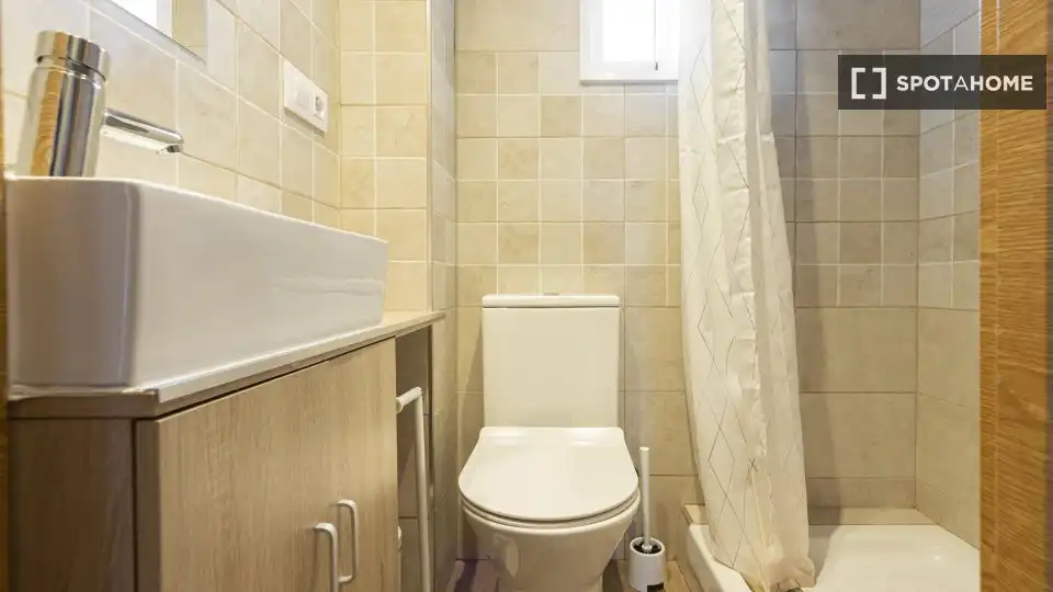Bathroom of Flat for rent in Madrid  with Air Conditioner, Heating and Furnished