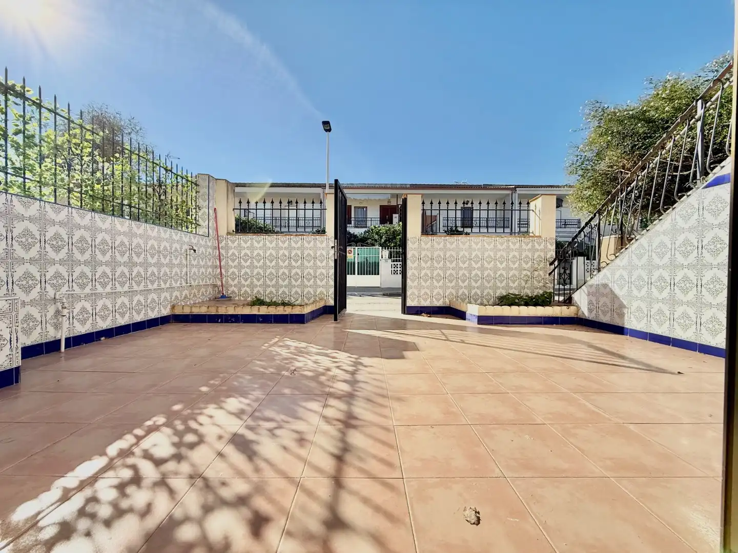 Vista exterior de Casa o xalet en venda en San Pedro del Pinatar amb Jardí privat, Terrassa i Traster