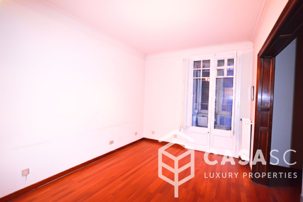 Vista exterior de Pis en venda en  Barcelona Capital amb Calefacció i Parquet