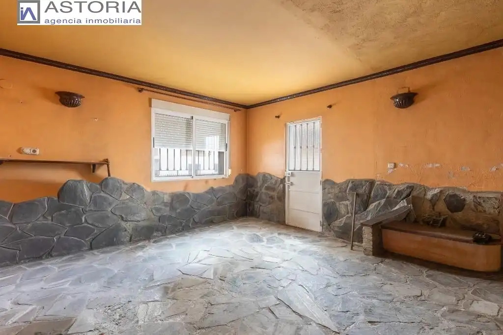 Vista exterior de Casa adosada en venda en Granada amb Terrassa i Piscina comunitària