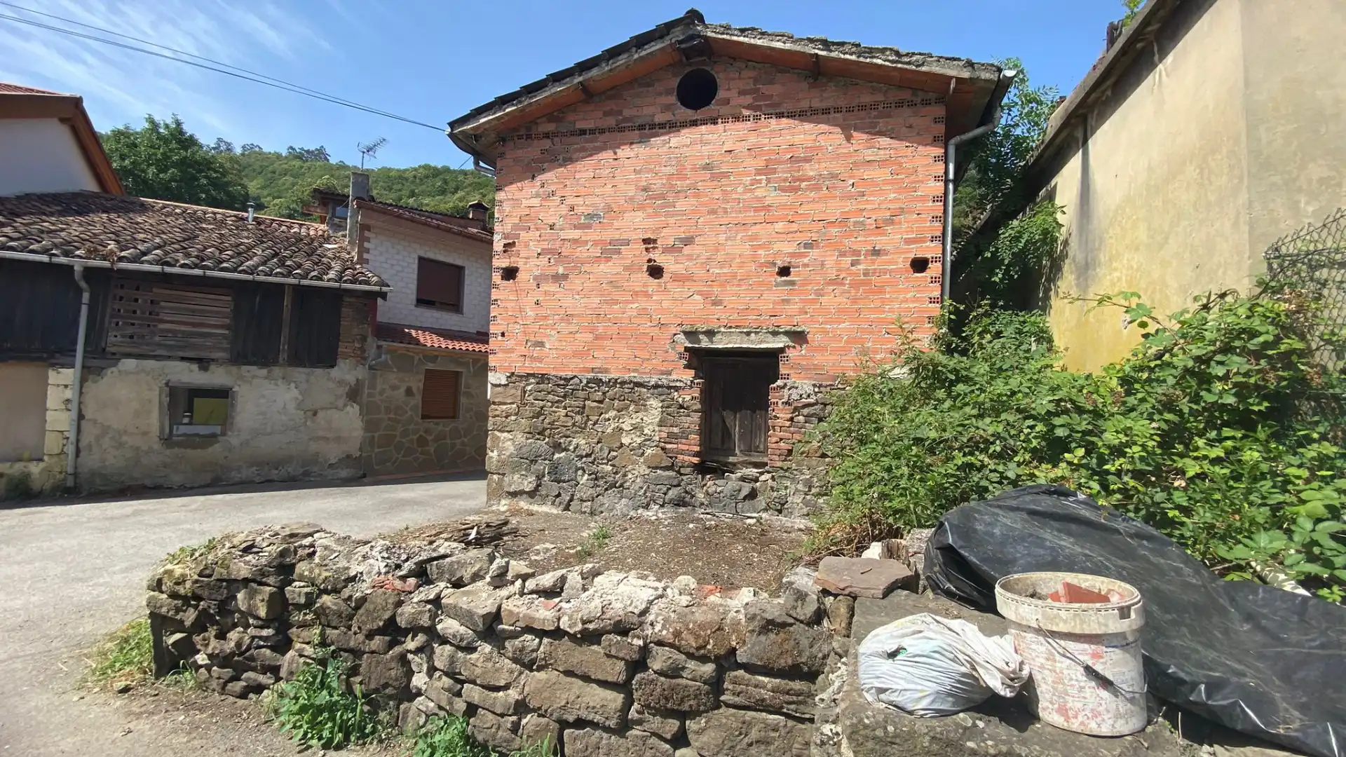 Exterior view of Houses for sale in San Martín del Rey Aurelio