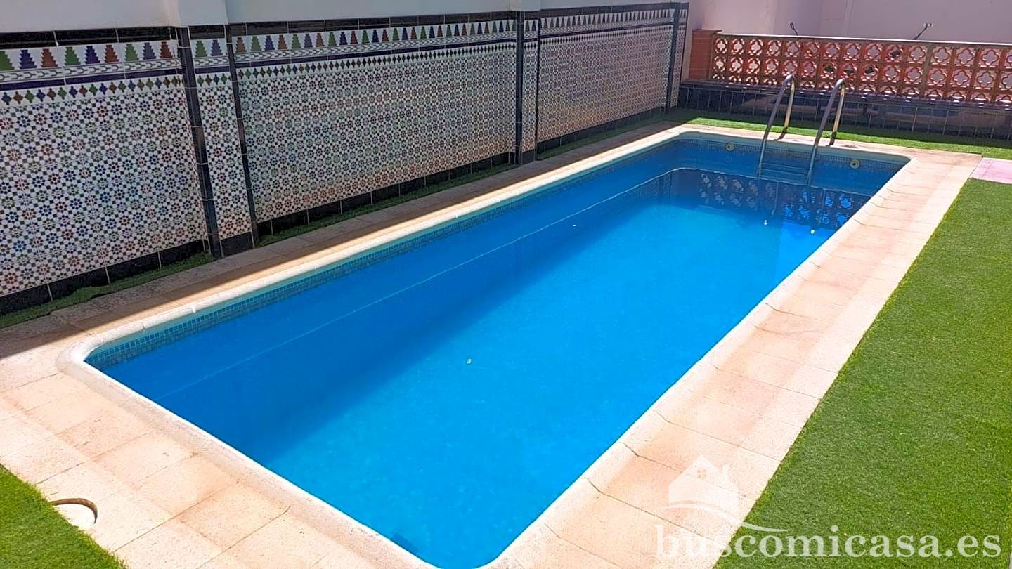 Swimming pool of House or chalet for sale in Linares  with Air Conditioner, Heating and Storage room