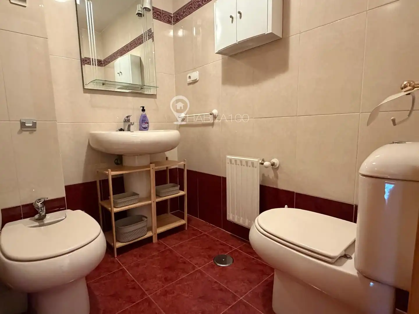 Baño de Piso para compartir en Cuenca con Calefacción, Terraza y Amueblado