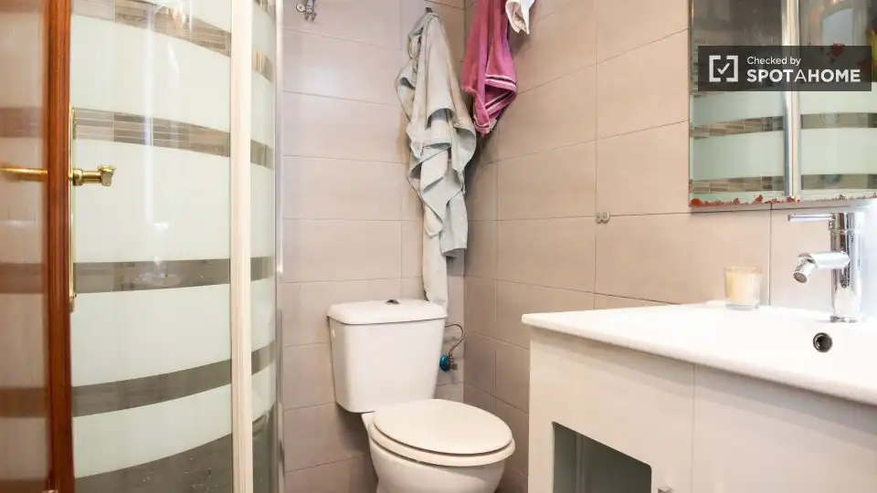 Bathroom of Flat for share in Madrid  with Air Conditioner, Heating and Terrace