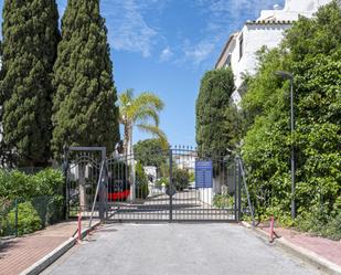 Vista exterior de Apartament en venda en Benahavís amb Aire condicionat, Jardí privat i Parquet