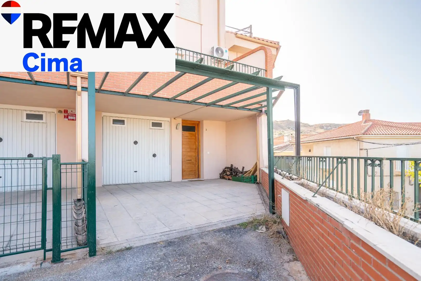 Vista exterior de Casa adosada en venda en Baza amb Aire condicionat, Calefacció i Jardí privat