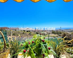 Vista exterior de Casa o xalet en venda en Benalmádena amb Aire condicionat, Jardí privat i Terrassa