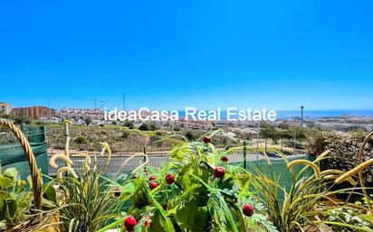 Vista exterior de Casa o xalet en venda en Benalmádena amb Aire condicionat, Jardí privat i Terrassa