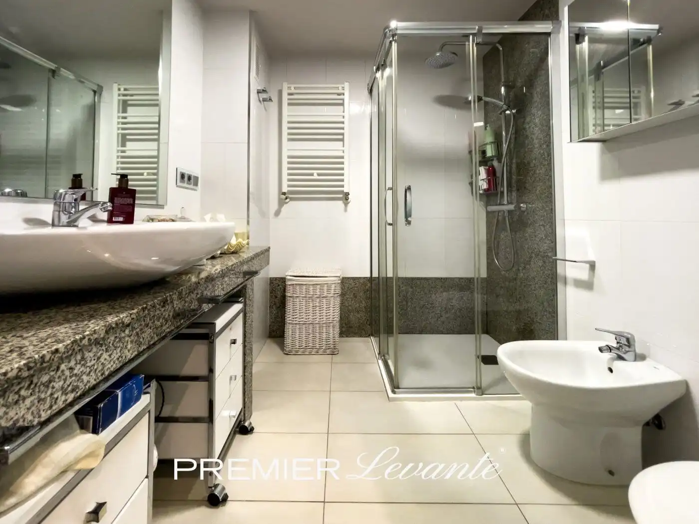 Baño de Piso en venta en Alicante / Alacant con Aire acondicionado, Calefacción y Jardín privado