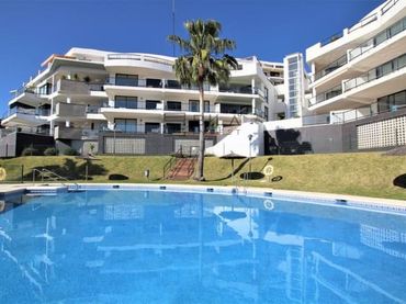 Pis amb piscina en venda a Poetas