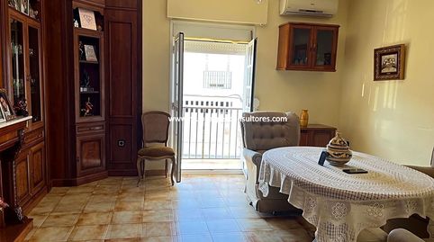 Este casa se encuentra junto al Bar El Chato de Lucena y dispone de 280 metros construidos sobre una parcela de 375 metros, con  3