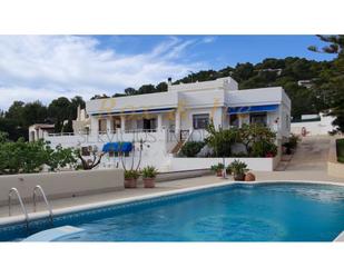 Vista exterior de Casa o xalet en venda en Sant Antoni de Portmany amb Aire condicionat, Terrassa i Piscina