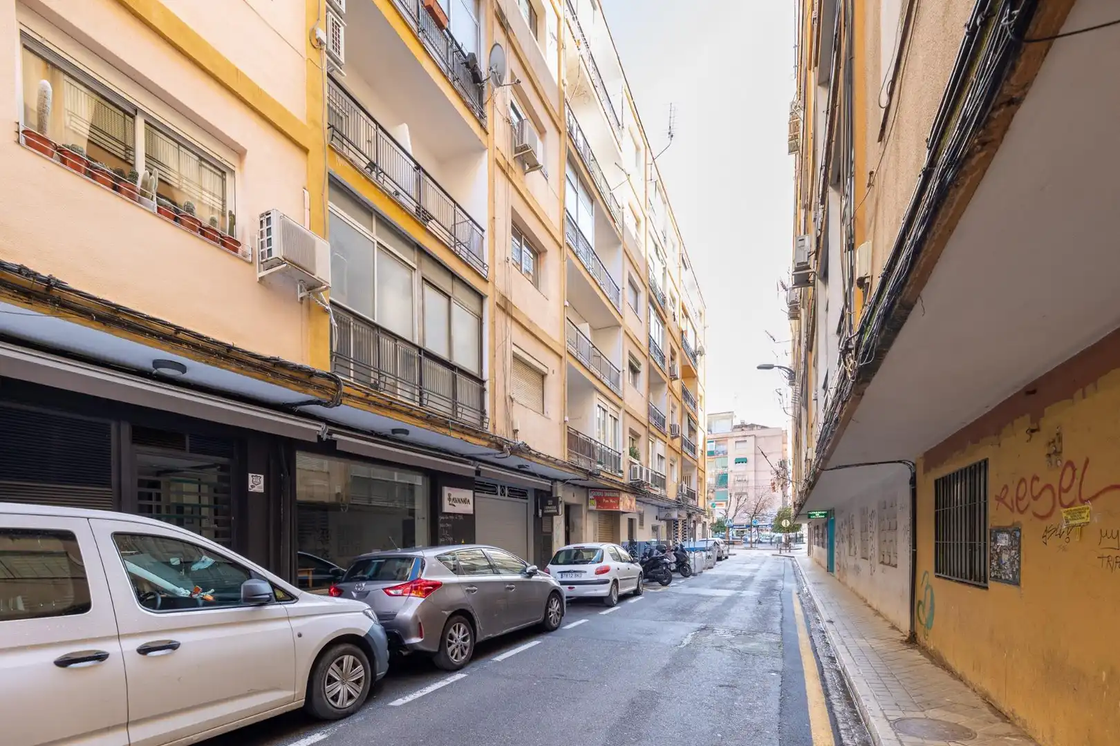 Vista exterior de Pis en venda en Granada amb Terrassa i Balcó