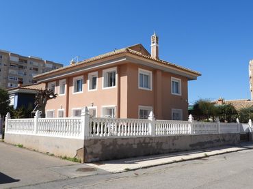 Villa avec balcon à vendre à Calle Río Manzanares 13