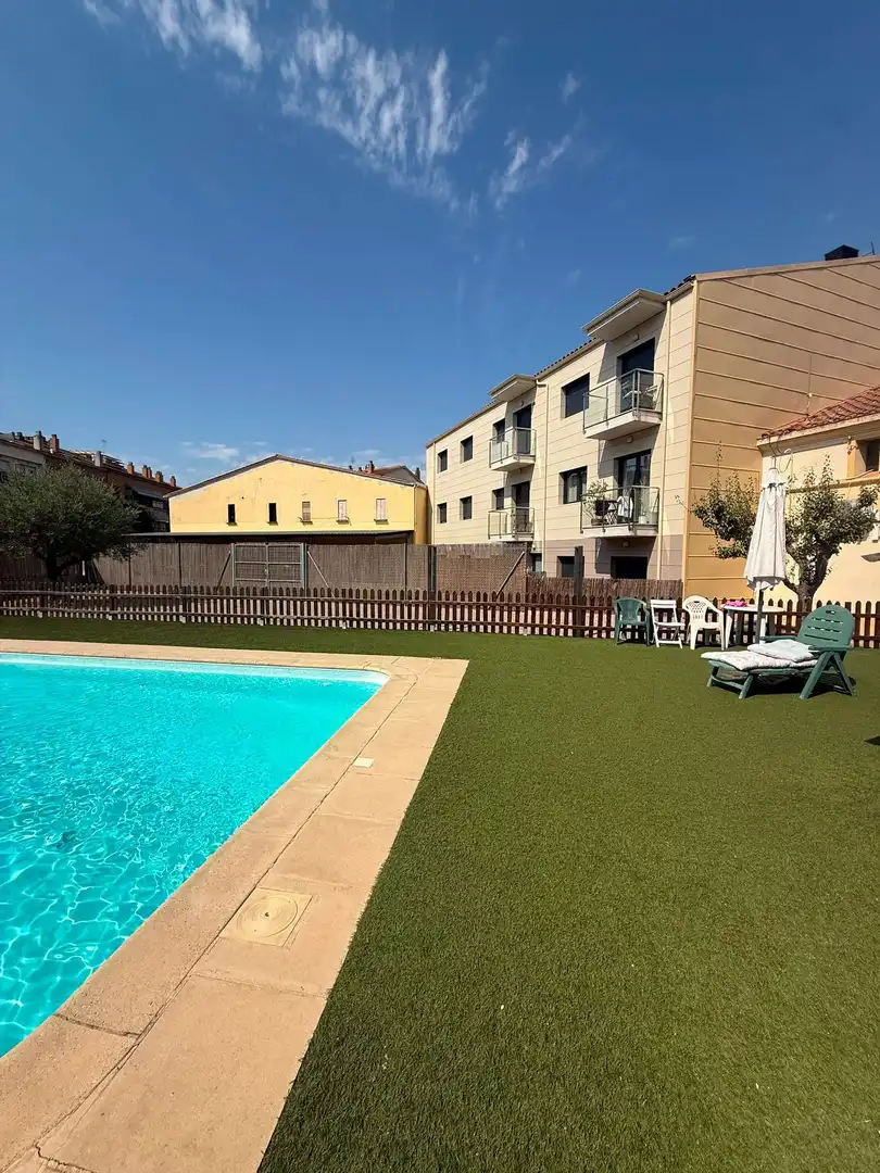 Piscina de Casa adosada en venda en Vilanova del Vallès