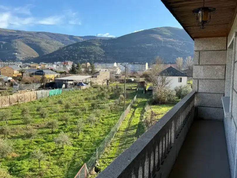Vista exterior de Pis en venda en O Barco de Valdeorras   amb Jardí privat, Parquet i Traster