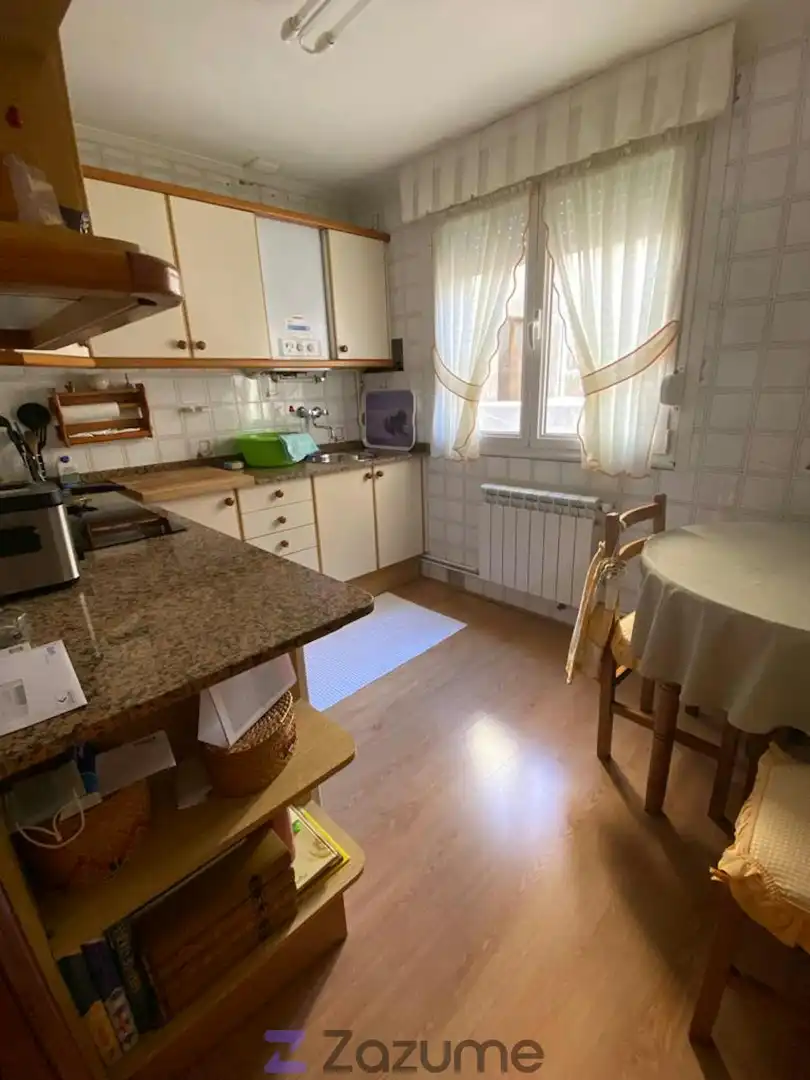 Cuina de Pis de lloguer en Gijón  amb Calefacció, Moblat i Forn