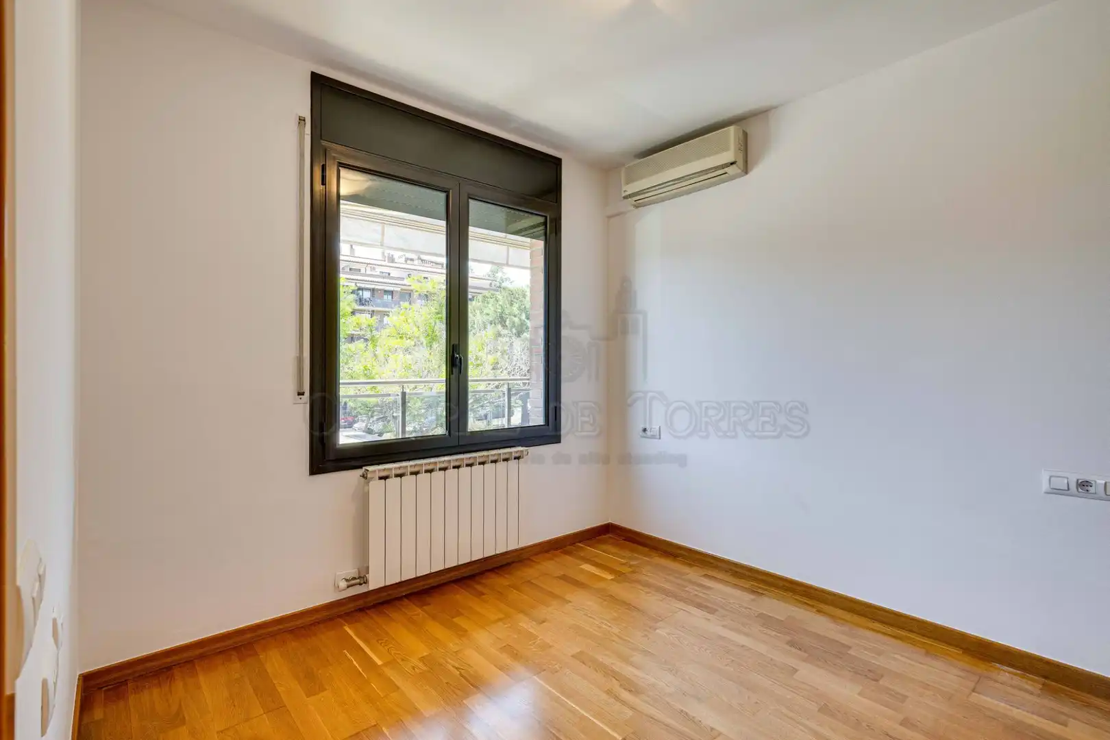 Bedroom of Flat for sale in Sant Cugat del Vallès  with Air Conditioner, Heating and Parquet flooring