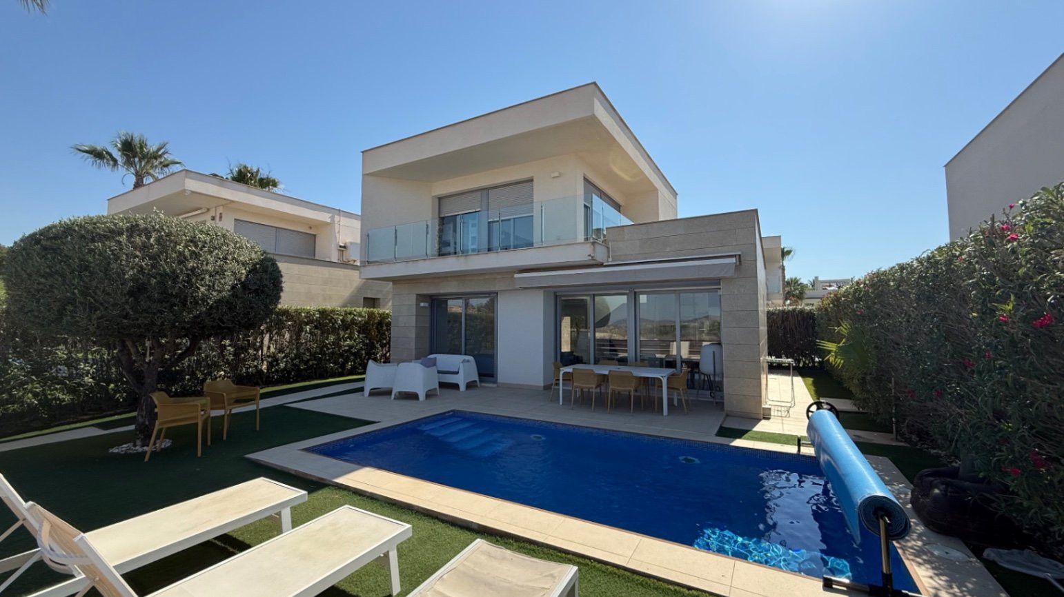 Vista exterior de Casa o xalet en venda en Orihuela amb Aire condicionat, Jardí privat i Terrassa