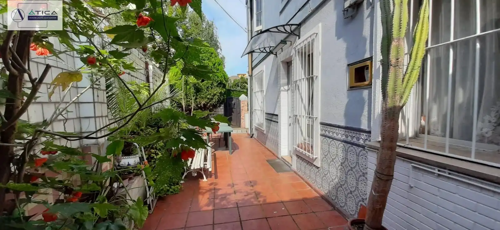 Vista exterior de Casa o xalet en venda en Santander amb Jardí privat, Terrassa i Moblat