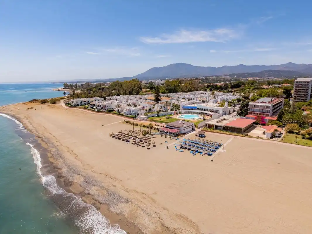Vista exterior de Planta baixa en venda en Estepona amb Aire condicionat, Calefacció i Jardí privat