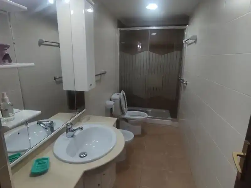 Bany de Pis de lloguer en Plasencia amb Balcó