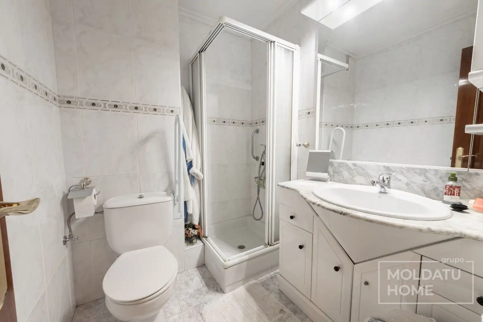 Bathroom of Flat for sale in Deusto
