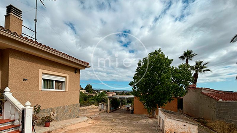 Vista exterior de Casa o xalet en venda en Turís amb Aire condicionat i Jardí privat