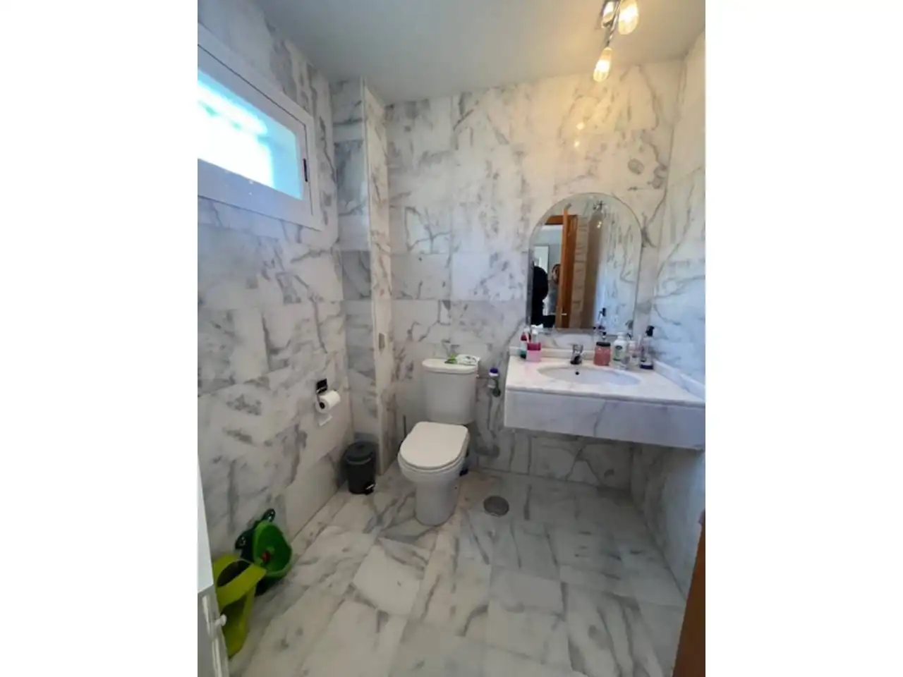 Badezimmer von Einfamilien-Reihenhaus zum Verkauf in Estepona mit Klimaanlage, Privatgarten und Parkett