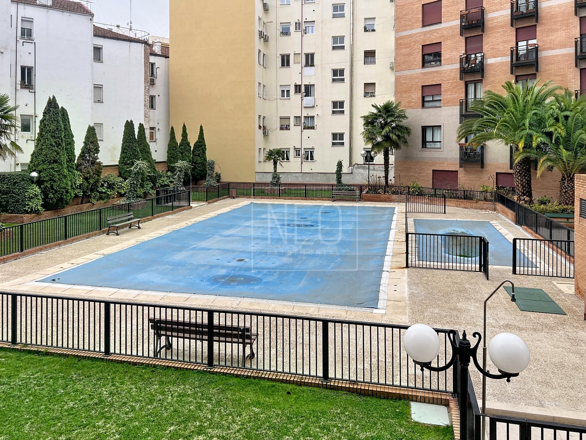Swimming pool of Flat for sale in  Madrid Capital  with Air Conditioner, Private garden and Community pool