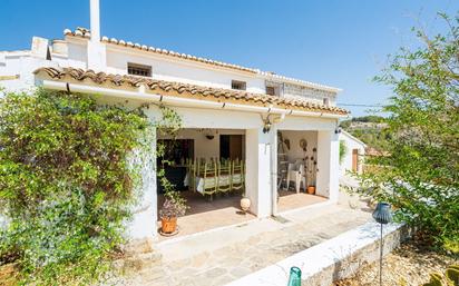Vista exterior de Casa adosada en venda en Calpe / Calp amb Aire condicionat, Jardí privat i Moblat