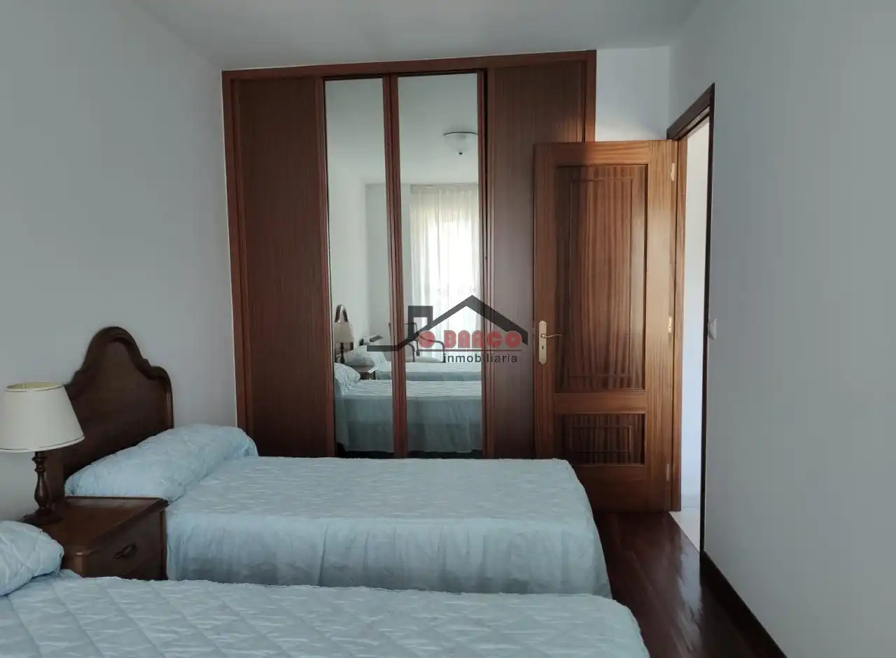 Habitación de Apartamento en venta en O Barco de Valdeorras   con Calefacción y Amueblado