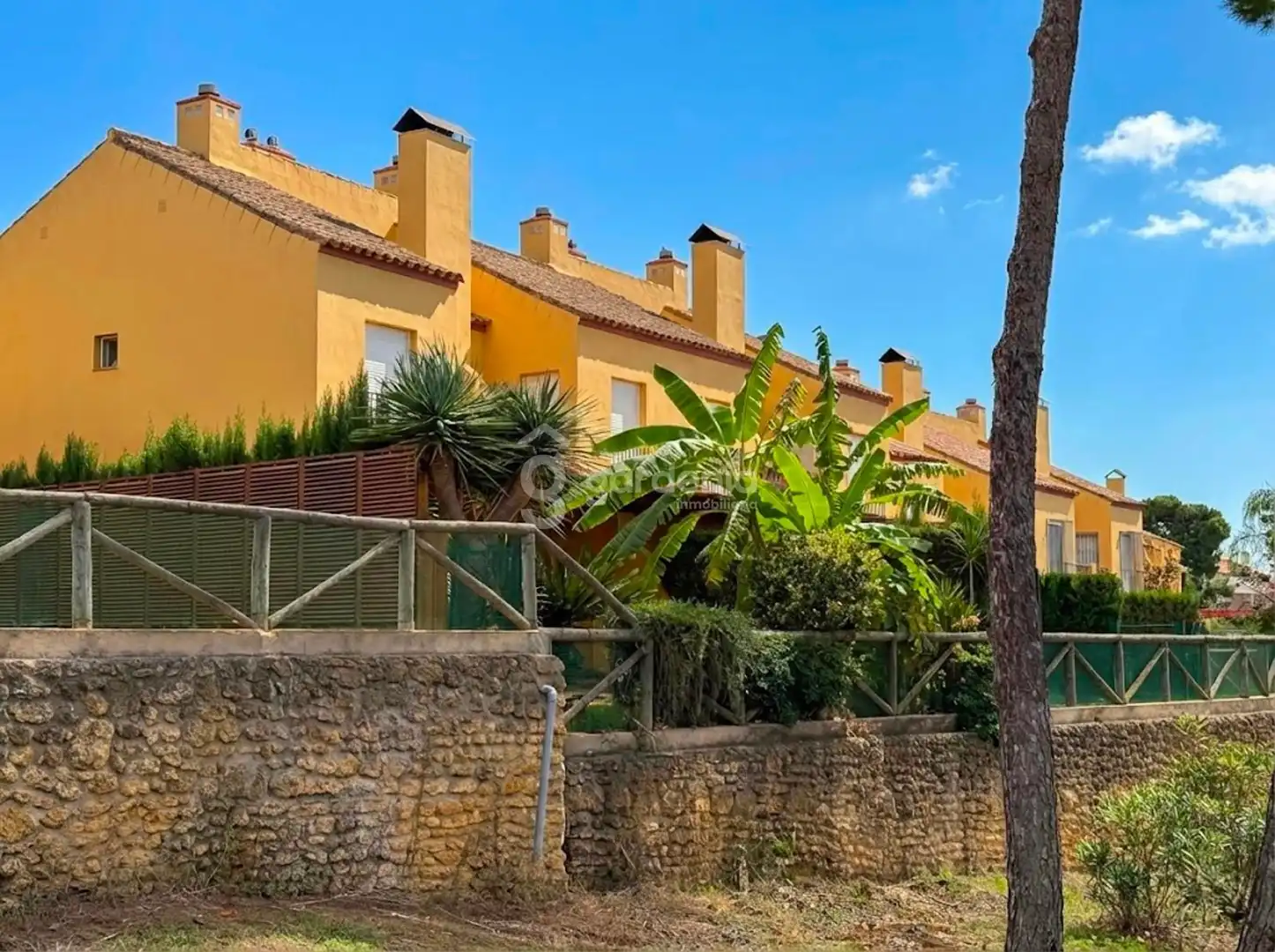 Außenansicht von Einfamilien-Reihenhaus zum Verkauf in Islantilla mit Privatgarten und Terrasse