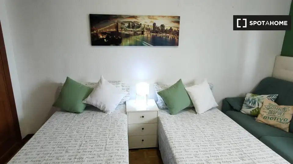 Habitación de Piso de alquiler en Alcalá de Henares con Aire acondicionado, Calefacción y Amueblado