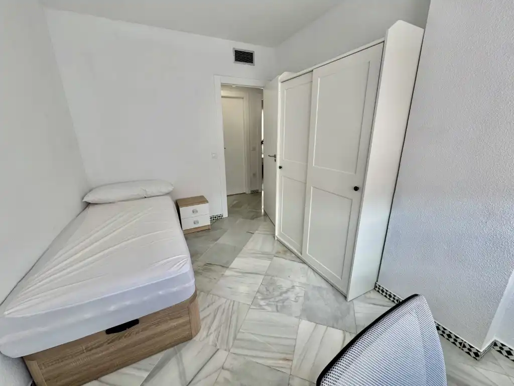 Bedroom of Flat for share in Córdoba  with Air Conditioner