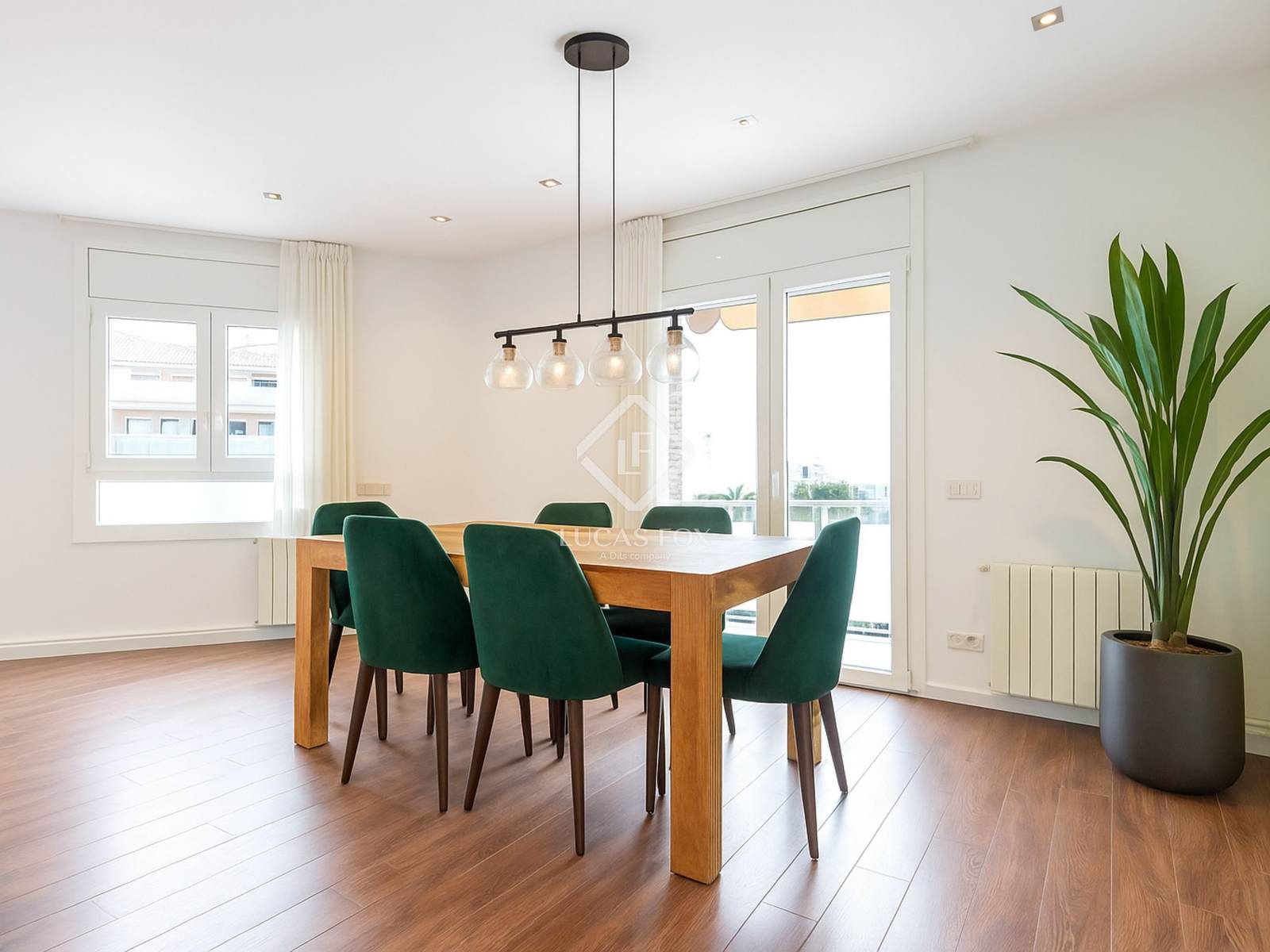 Menjador de Pis en venda en Esplugues de Llobregat amb Aire condicionat, Terrassa i Moblat