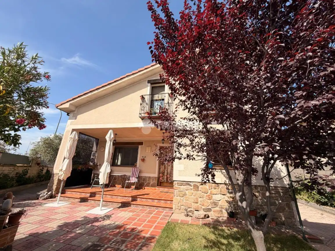 Vista exterior de Casa adosada en venta en Segovia con Calefacción